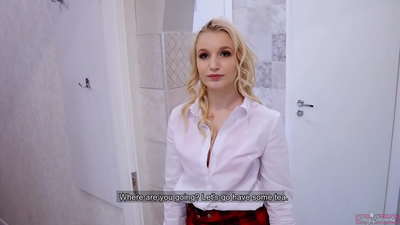 যুবতী কলেজ ছাত্রী তার প্রেমিকের সাথে তার বন্ধুর সাথে প্রতারণা করে | তার গুদের ভিতর পিওভি আর বাঁড়া!